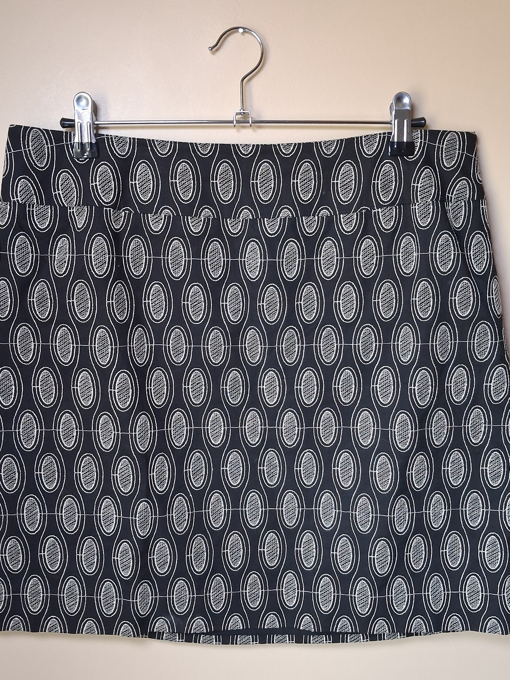 Ann Taylor LOFT Black & White Embroidered Straight Lined Mini Skirt; Size 8